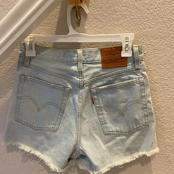 Levi’s wedgie jean shorts - Picture 2 of 3